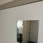 壁に貼ってみると、一見ただの鏡に見えるけれど…（いずれも提供写真）