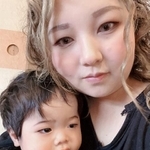母親の貴愛さんと息子の泰輔くん