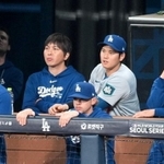 大谷翔平選手の通訳を務めていた水原一平氏（左）