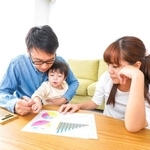 共働き世帯の半数弱が「家計が苦しい」と感じている　※画像はイメージです（maroke/stock.adobe.com）