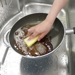 油汚れも、スポンジ汚れを気にすることなく洗えます（写真提供：カインズ）