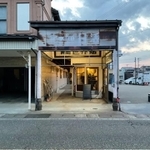劇場の入口には以前までの名称だった「高田日活」の看板も残る