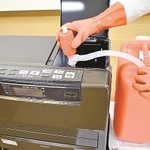 本体のタンクから灯油を抜き取る作業は欠かせない（コロナ提供）