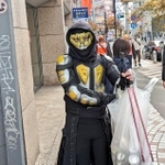 ヒーローのコスプレをして渋谷の街のゴミ拾いを続けるスラウザーさん！中の人はADHDやうつ病の当事者で、「人に寄り添えるようになりたい」と話します（いずれも提供写真）