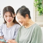 祖母のiPhoneを使いやすく設定しました（siro46/stock.adobe.com）※画像はイメージです
