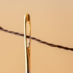 針の穴に糸を通すのはなかなか大変…※画像はイメージです（yuruphoto/stock.adobe.com）