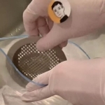 水切りカゴをジップロックに投入。 ※こうさんのX動画より抜粋