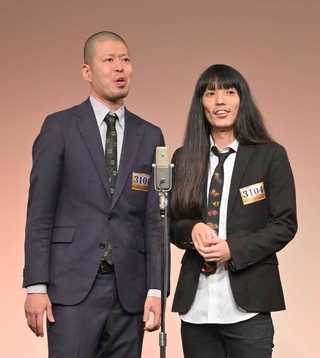 金属バット（左：小林圭輔、右：友保隼平）