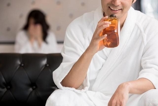 酒を飲むと暴言を吐くように　どうすればよいのでしょうか（buritora/stock.adobe.com）
