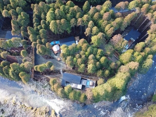 川沿いに点在する3棟のヴィラ（商建提供）