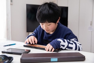 今も昔もそろばんに憧れる子供はいるようです（イメージ画像）