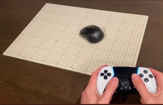PS5のコントローラーで動かすマウス（提供：君塚史高さん）