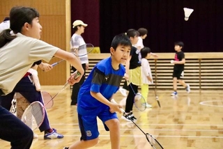 バトミントンを楽しむ子どもたち＝灘の浜小学校