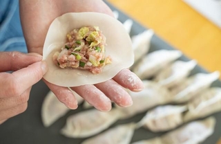 冷凍に向く餃子を作るには、野菜少なめ・挽き肉多めがおすすめ※画像はイメージです（梨沙 萩原/stock.adobe.com）
