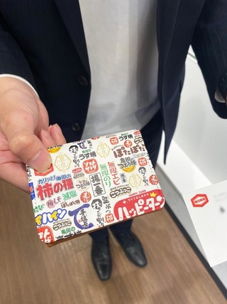 「はじめまして」でこの名刺入れが出てきたら…打ち合わせのテンションが上がりそうです（亀田製菓【公式】さんXより）