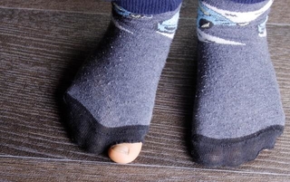 穴の開いた靴下そのまま捨ててない？※画像はイメージです（Sever/stock.adobe.com）