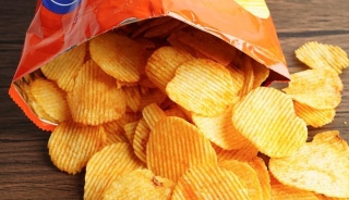 食べ残したときに袋の口の留め方に困る袋菓子※画像はイメージです（manassanant/stock.adobe.com）