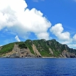 尖閣諸島で最大の島となる魚釣島／内閣官房ホームページ内・尖閣諸島フォトギャラリー（https://www.cas.go.jp/jp/ryodo/senkaku/gallery/index.html）より