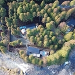 川沿いに点在する3棟のヴィラ（商建提供）