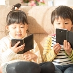 α世代の子どもがYouTubeを見始める年齢は平均「3.9歳」　※画像はイメージです（tatsushi/stock.adobe.com）