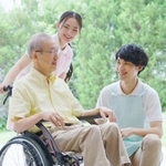 医療・福祉業界で平均年収の高い企業は？　※画像はイメージです（polkadot/stock.adobe.com）
