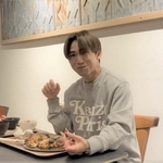 コラボメニューを試食するＮＡＯＴＯさん＝４月２１日、杜の街グレース
