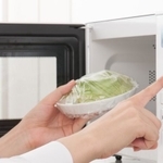 電子レンジで食べ物をあたためる際「ラップって本当に必要なの？」※画像はイメージです（beeboys/stock.adobe.com）