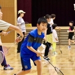バトミントンを楽しむ子どもたち＝灘の浜小学校