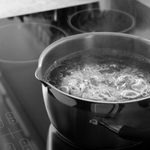 水を節約しながら温かい料理ができる「ポリ袋調理」※画像はイメージです（New Africa/stock.adobe.com）