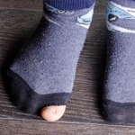 穴の開いた靴下そのまま捨ててない？※画像はイメージです（Sever/stock.adobe.com）