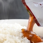 レトルトカレーとも相性抜群※画像はイメージです（倉金 正之 /stock.adobe.com）