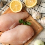 脂肪が少なく低カロリーでさっぱりとした味わいの「鶏胸肉」※画像はイメージです（Atlas/stock.adobe.com）