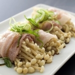 エノキ×豚バラ肉を「やみつきダレ」で　※画像はイメージです（toshi56/stock.adobe.com）