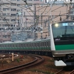 通勤ラッシュ時に電車内で過呼吸の乗客に遭遇したら－。あなただったらSOSボタンは押しますか？※画像はイメージです（Nakano/stock.adobe.com）