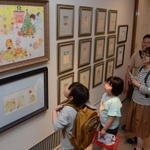 さまざまなキャラクターのデザイン画などが並ぶ会場