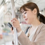 電車やバスでの通勤中になにをしていますか？　※画像はイメージです（naka/stock.adobe.com）