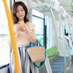 仕切り板の横に立つ乗客　※写真はイメージ（naka/stock.adobe.com）