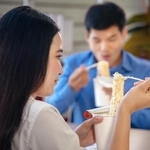 職場でカップ麺を食べた人の臭いが…　※画像はイメージです（lmanju/stock.adobe.com）