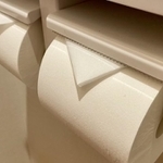 客室の残り少なすぎるペーパーをそのままにしておけず、従業員が使い切っているという（photoACより「farmers_pic」さん撮影、イメージ画像）