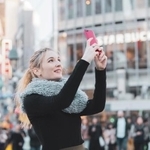 東京・渋谷を観光する外国人女性　※画像はイメージです （maru54/stock.adobe.com）