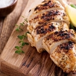 鶏肉で作る「スパイスロール」※画像はイメージです（fahrwasser/stock.adobe.com）