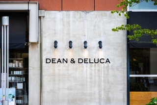 DEAN＆DELUCAの看板　※写真はイメージ（yu_photo/stock.adobe.com）