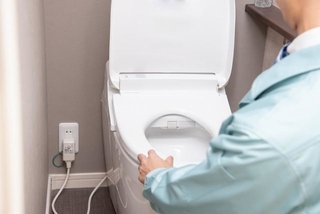 トイレの工事を頼まれ…「今回はもうけなしで」？　※写真はイメージ（tatsushi/stock.adobe.com）
