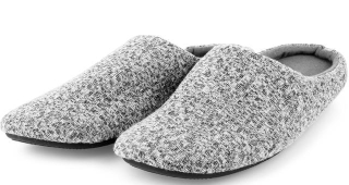 避難生活で不足しがちなスリッパ※画像はイメージです（vadarshop/stock.adobe.com）