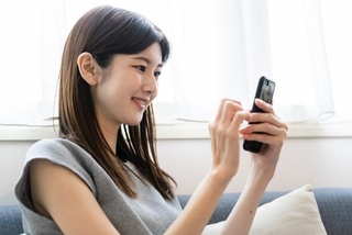 みなさんはSNSに1日にどのくらい投稿していますか？　※画像はイメージです（arc image gallery/stock.adobe.com）