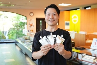 「餡MMu（あんむー）」を手にする市丸さん。あんこの愛好家が集まる日本あんこ協会認定の「あんこ男子」だ