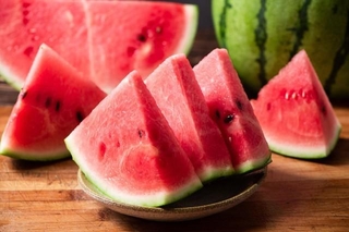 「スイカ」は食べる日に購入するのがベスト！※画像はイメージです（zhikun sun/stock.adobe.com）