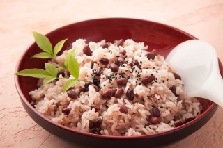 一般的な赤飯のイメージはこうだけど…福島の葬式では「白い赤飯」が振舞われる！？※画像はイメージです（ykokamoto/stock.adobe.com）