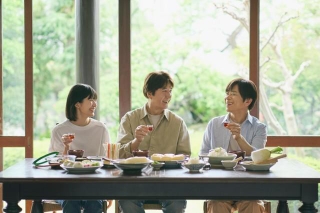 草刈正雄さん（中央）らとCMに出演した武田真一さん（右）（養命酒製造提供）