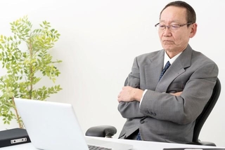 定年後の再雇用では給与が大きく下がってしまうケースも…　※画像はイメージです（naka/stock.adobe.com）